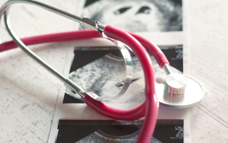 正常の妊娠か子宮外妊娠かを問わず、妊娠の兆候がある場合には、超音波検査で子宮内に胎嚢（たいのう）があるかは確認する。