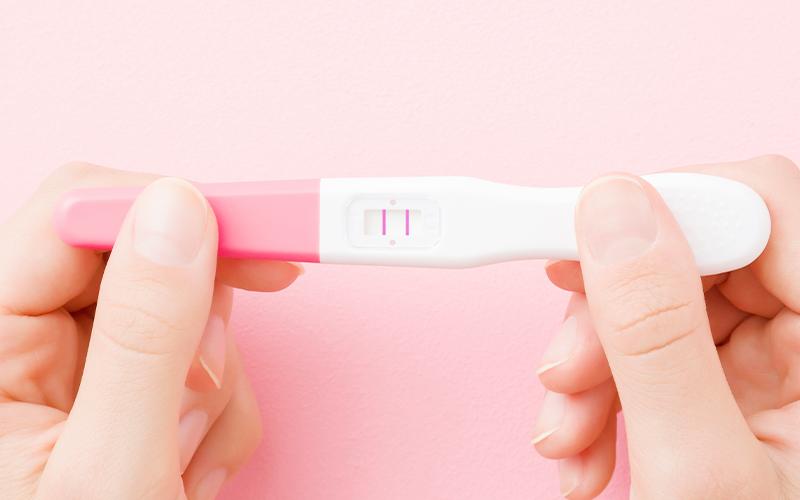 子宮外妊娠では早期発見と早期治療が何よりも大切。妊娠の兆候があれば婦人科をはじめとする医療機関に相談を。